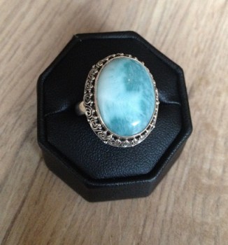 Zilveren edelsteen ring met Larimar bewerkte kop 18 mm